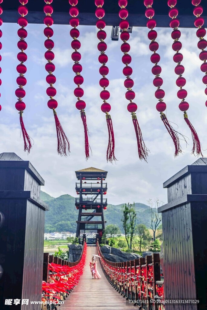 喜庆红饰装点的炭河千古情景区