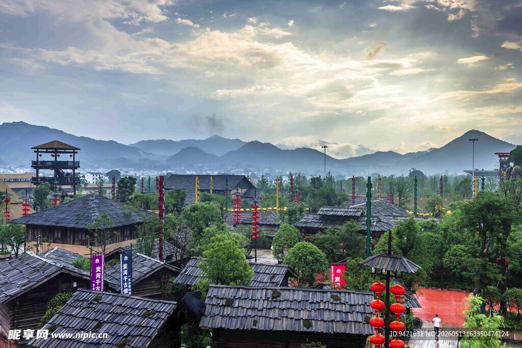 炭河千古情景区远山近景相映