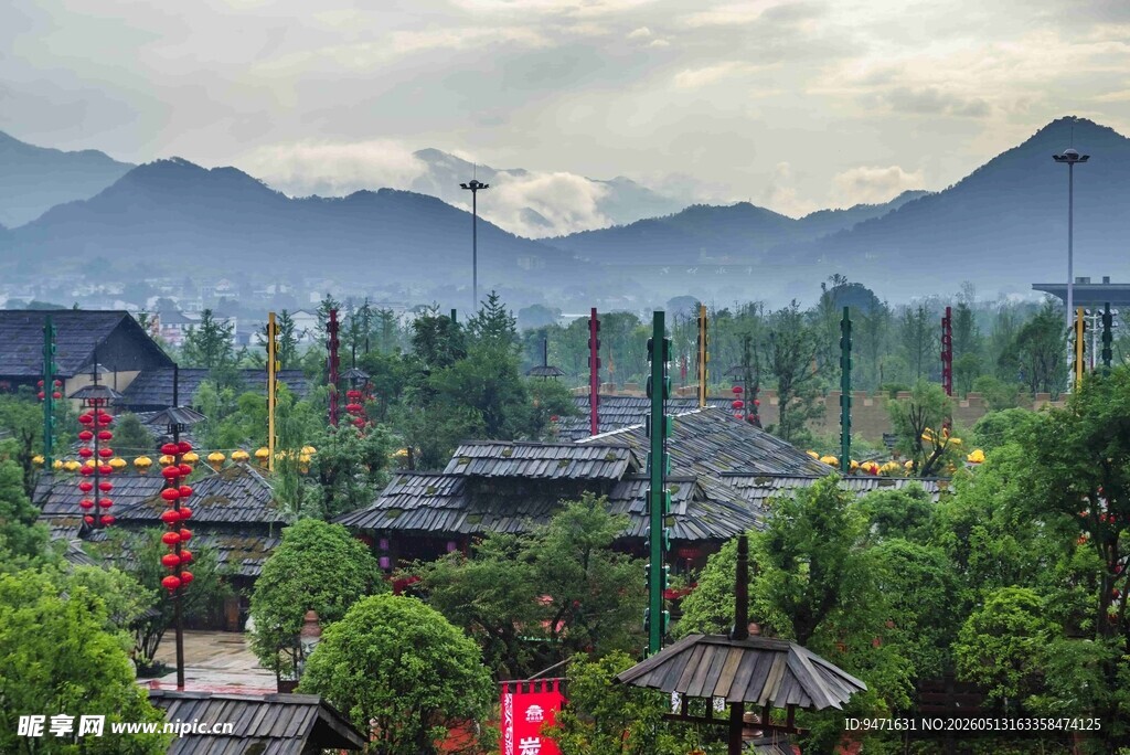 炭河千古情景区青山环抱的建筑群