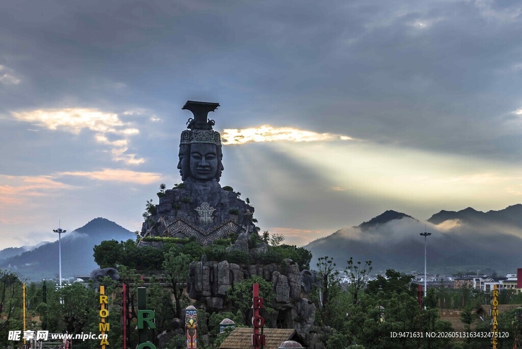 炭河千古情夕阳下的神秘古老雕像