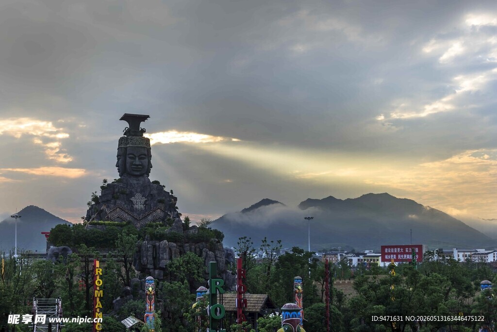 炭河千古情景区夕阳下的雄伟雕像
