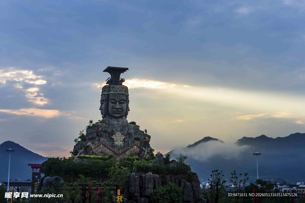 炭河千古情景区大门雕塑壮美风光
