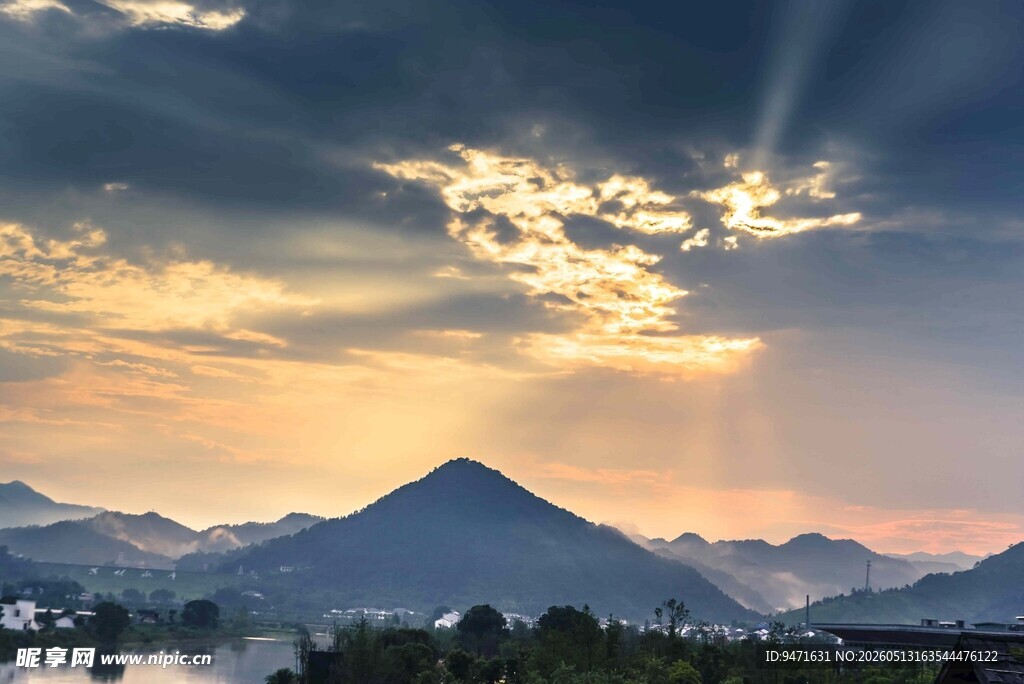 炭河千古情夕阳下的壮丽山景