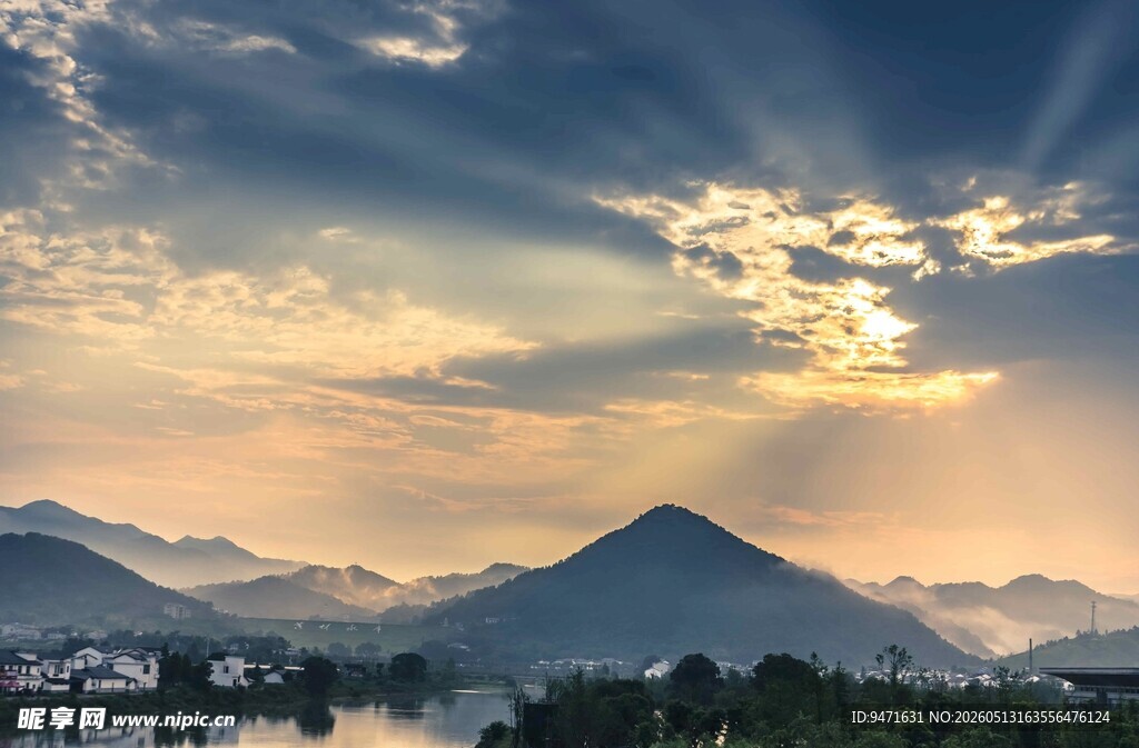 炭河千古情景区山间日出美景