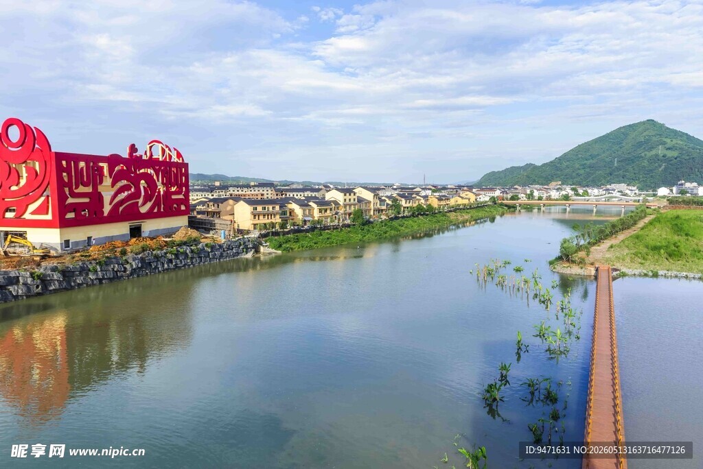炭河千古情河畔风光与红色建筑