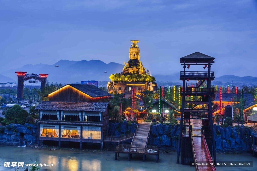 江边璀璨夜景中的炭河千古情 