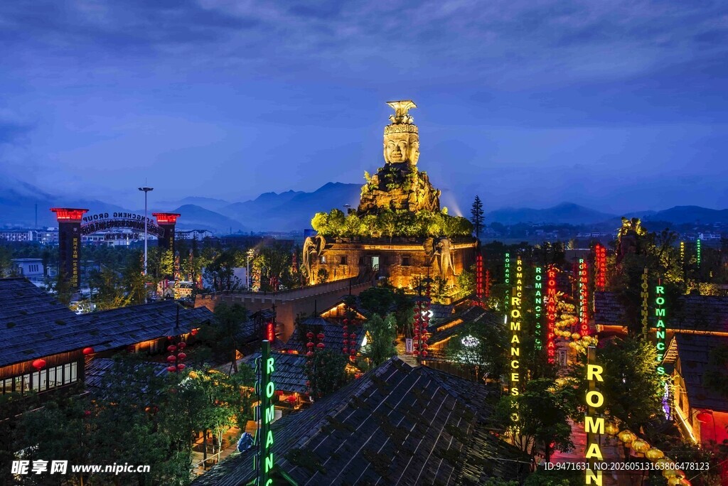 梦幻夜景中的炭河千古情景区