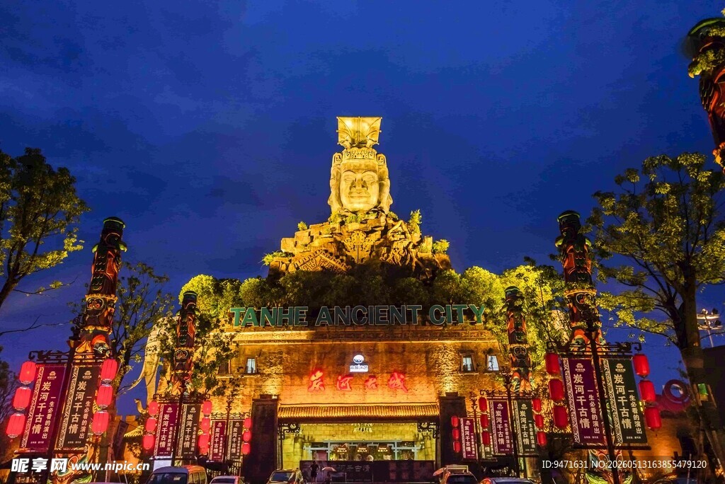 夜晚璀璨的炭河千古情大门