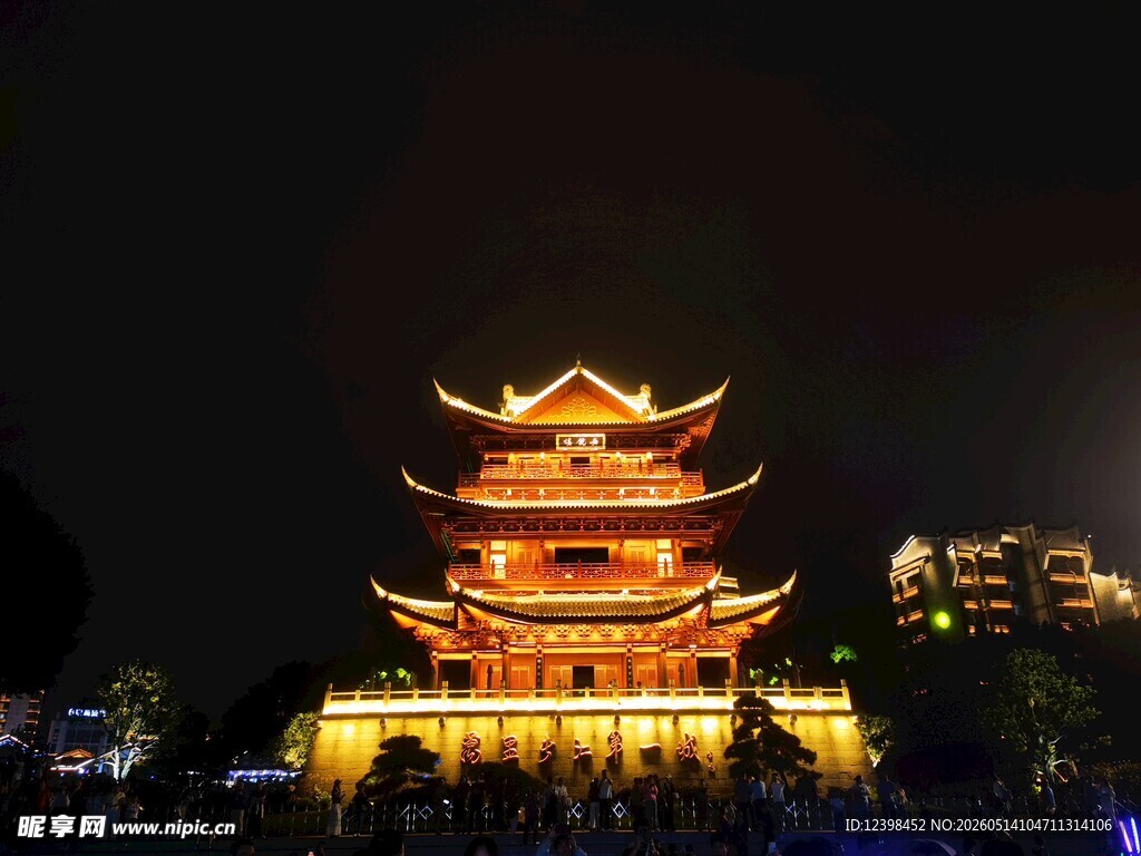 夜晚璀璨的中式古建筑