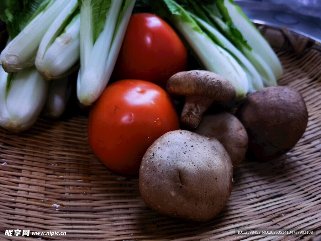 新鲜蔬菜摆放在竹编盘上