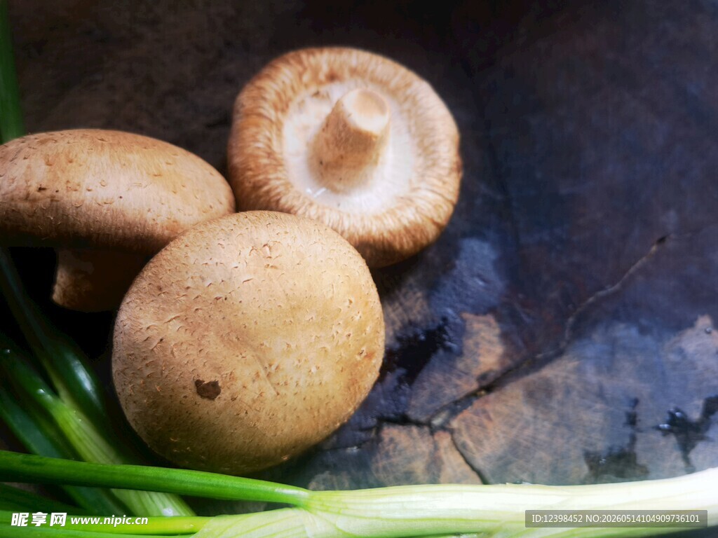 新鲜蘑菇与青葱搭配