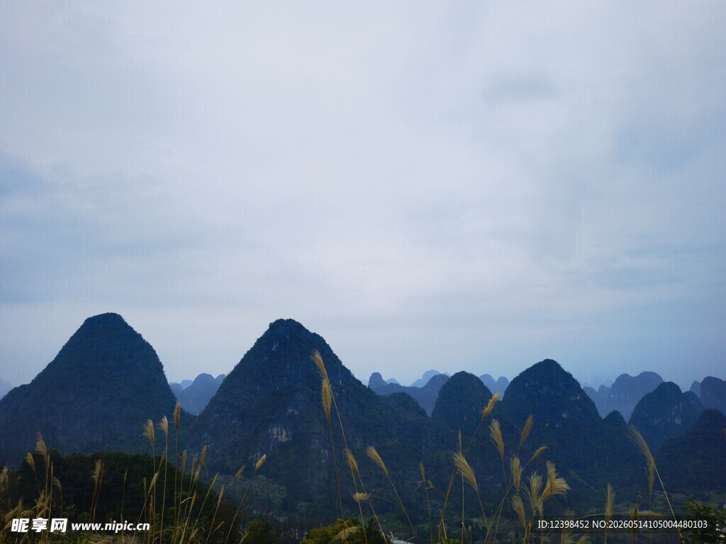 秀丽山峦风景图