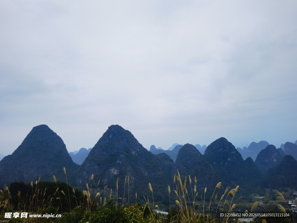 秀丽山峦风景图