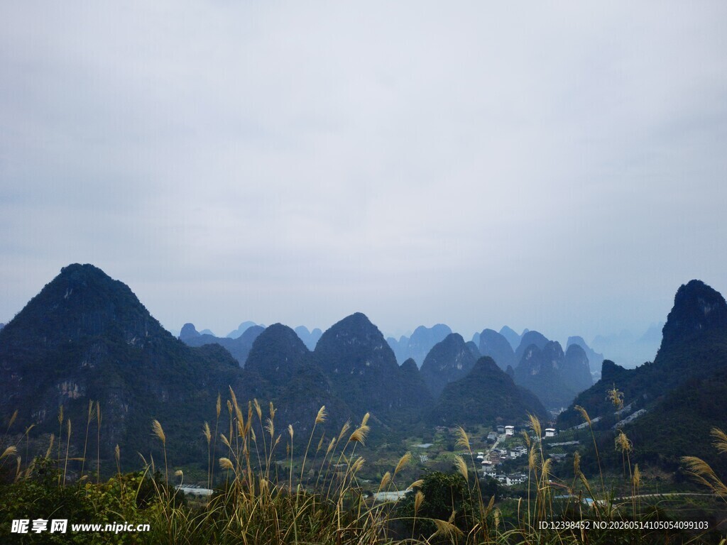 秀丽山峦间的自然风光