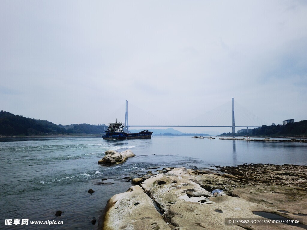 海边停泊船只的宁静景致
