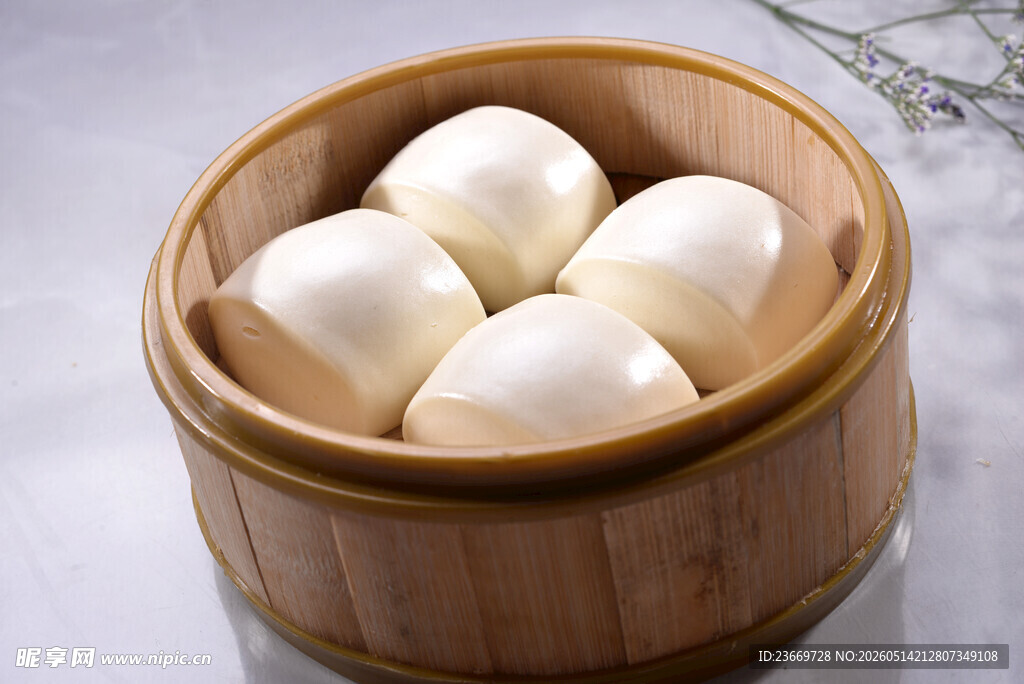 竹制蒸笼里的美味白馒头