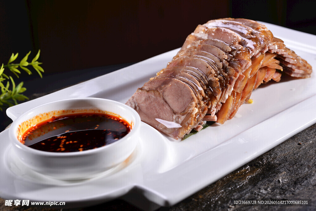 酱牛肉配蘸料美味诱人