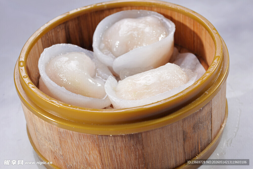 竹制蒸笼里的美味虾饺