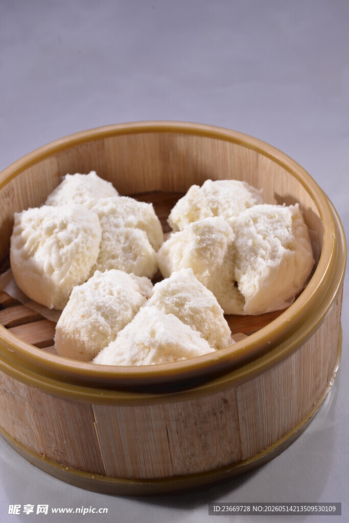 竹制蒸笼里的美味包子