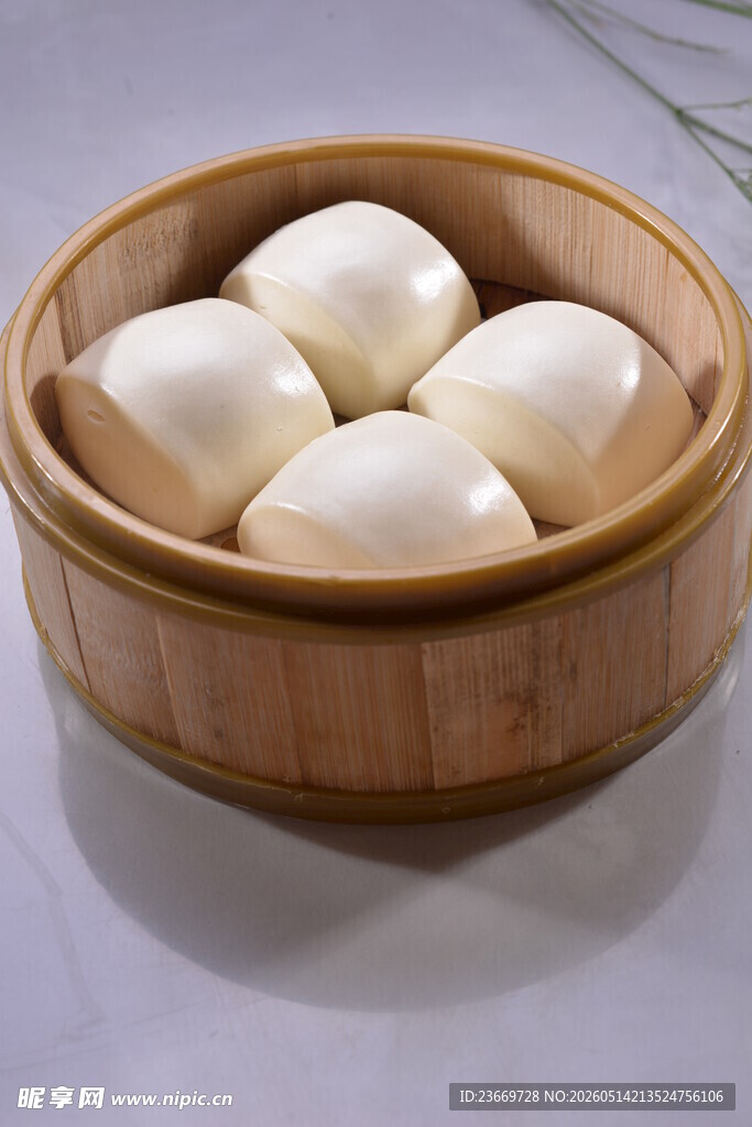 竹制蒸笼里的美味白馒头
