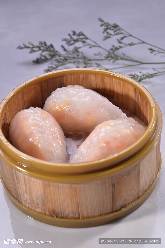 竹制蒸笼里的鲜美虾饺