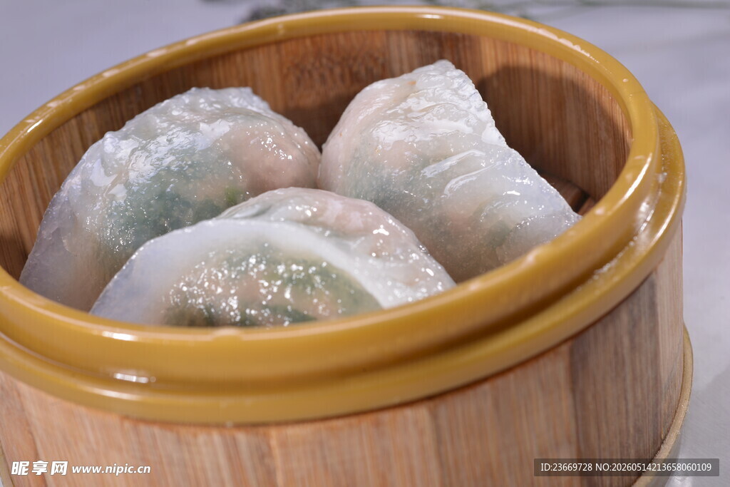 竹笼里的美味彩色蒸饺