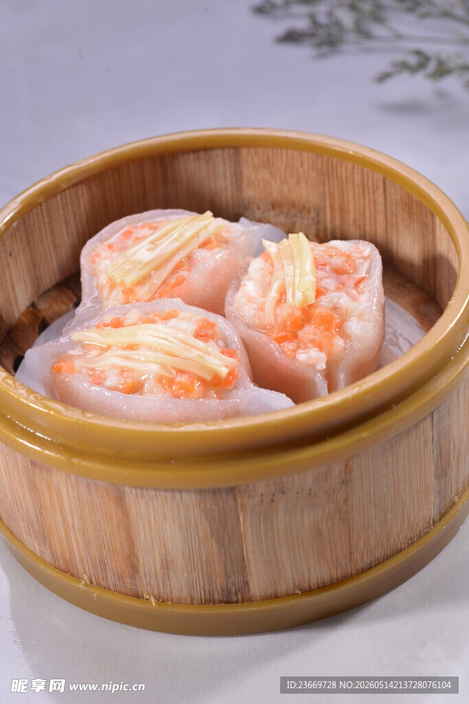 竹制蒸笼里的美味虾饺