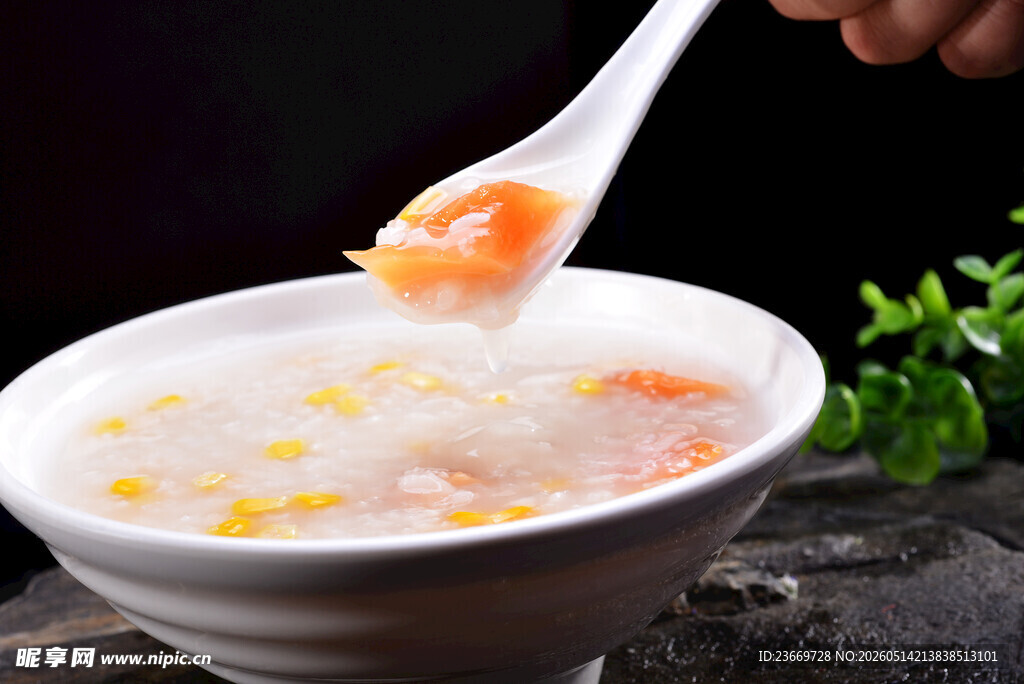 美味玉米胡萝卜粥舀起瞬间