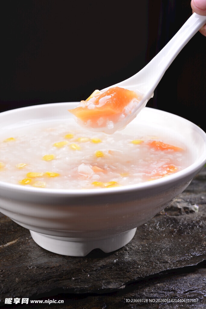 舀起美味玉米粥瞬间