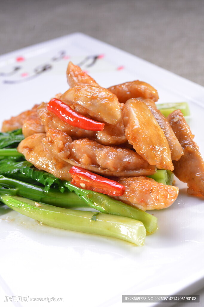 香嫩炒鸡肉搭配翠绿蔬菜