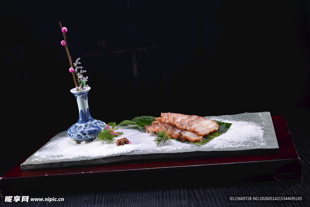 精致摆盘的特色美食
