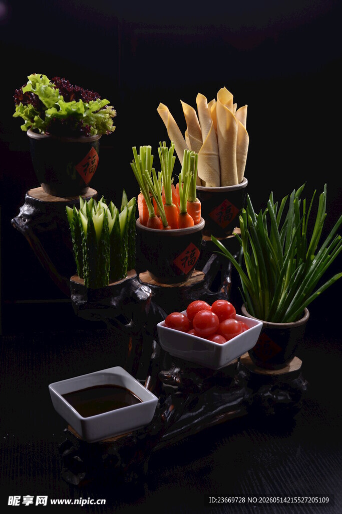 精致火锅食材拼盘展示