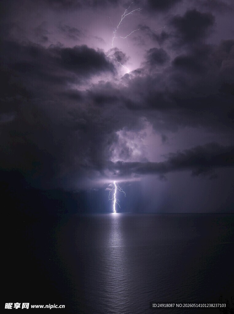 海上闪电风暴壮观景象