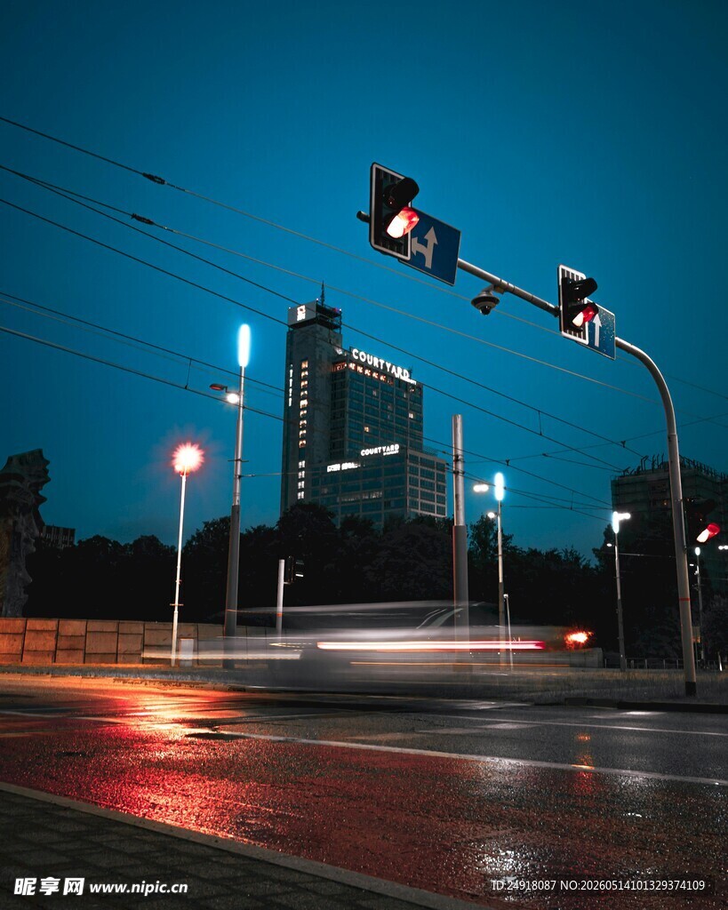 雨夜城市交通信号灯景观
