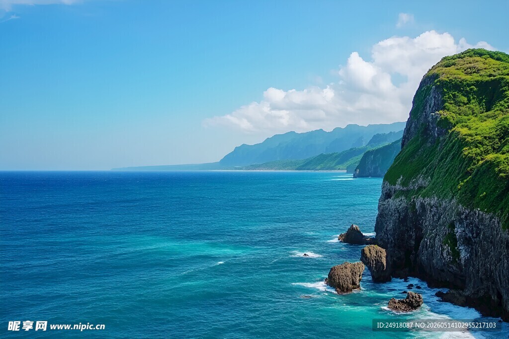 海岸风光碧海与葱郁崖壁