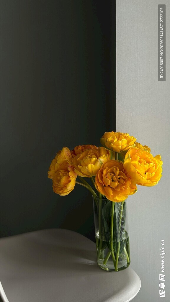 花瓶中的黄色鲜花