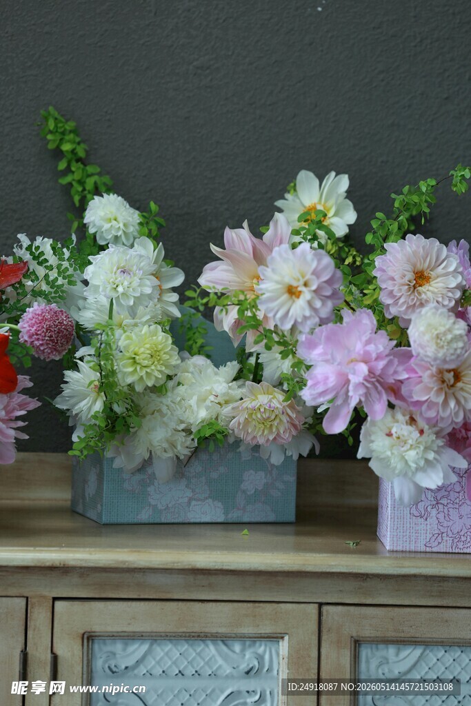 多彩花卉装点复古花器