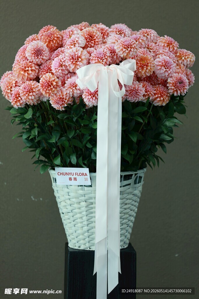 粉色花束装点白色花篮