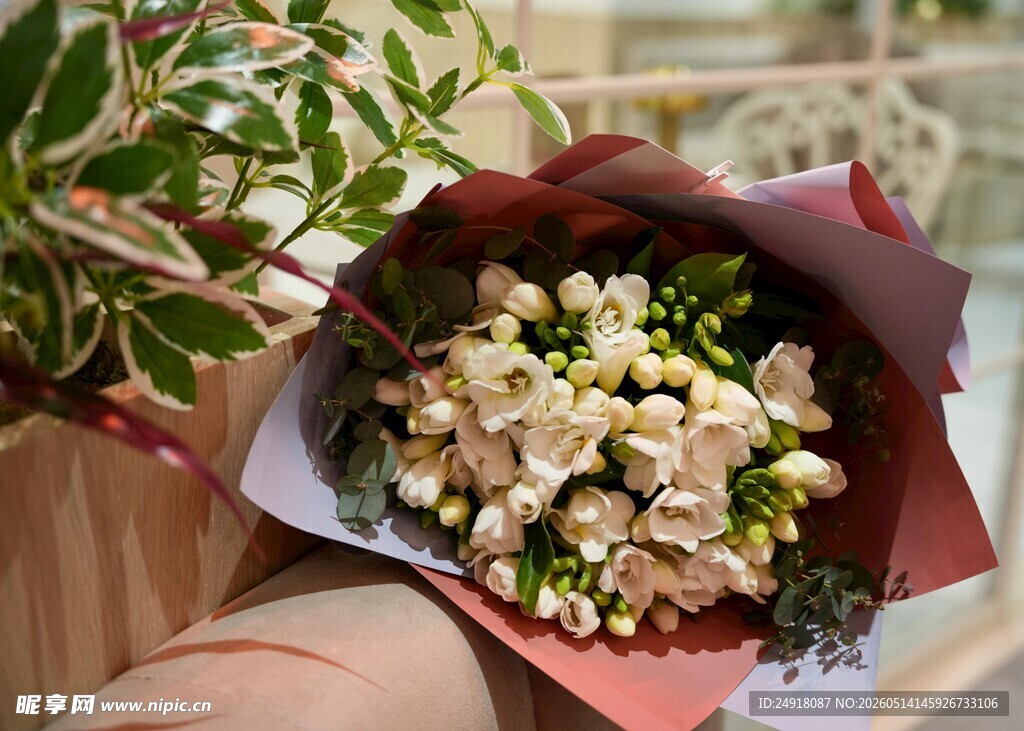 手持素雅白色花束特写