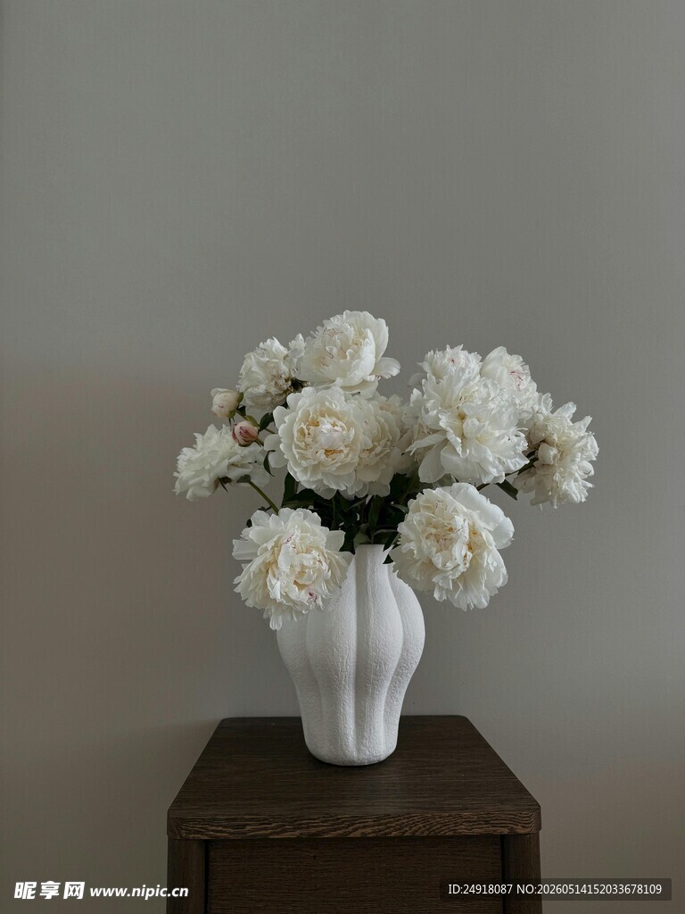 白色花瓶中的素雅花卉