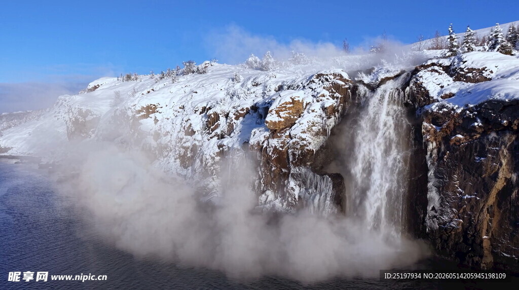 冬日瀑布雪景壮丽景观