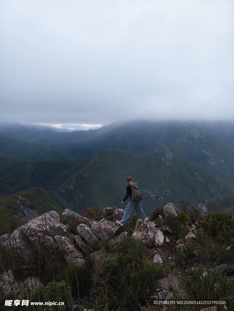 山巅游客