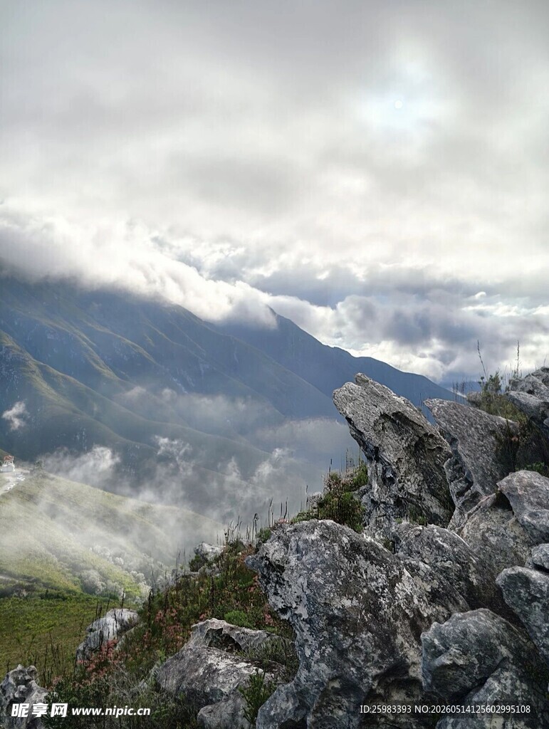山巅怪石