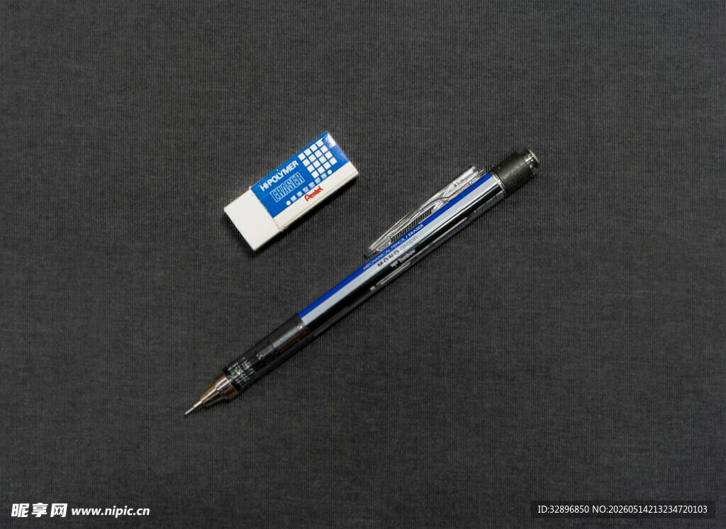 黑色背景下的笔与笔芯