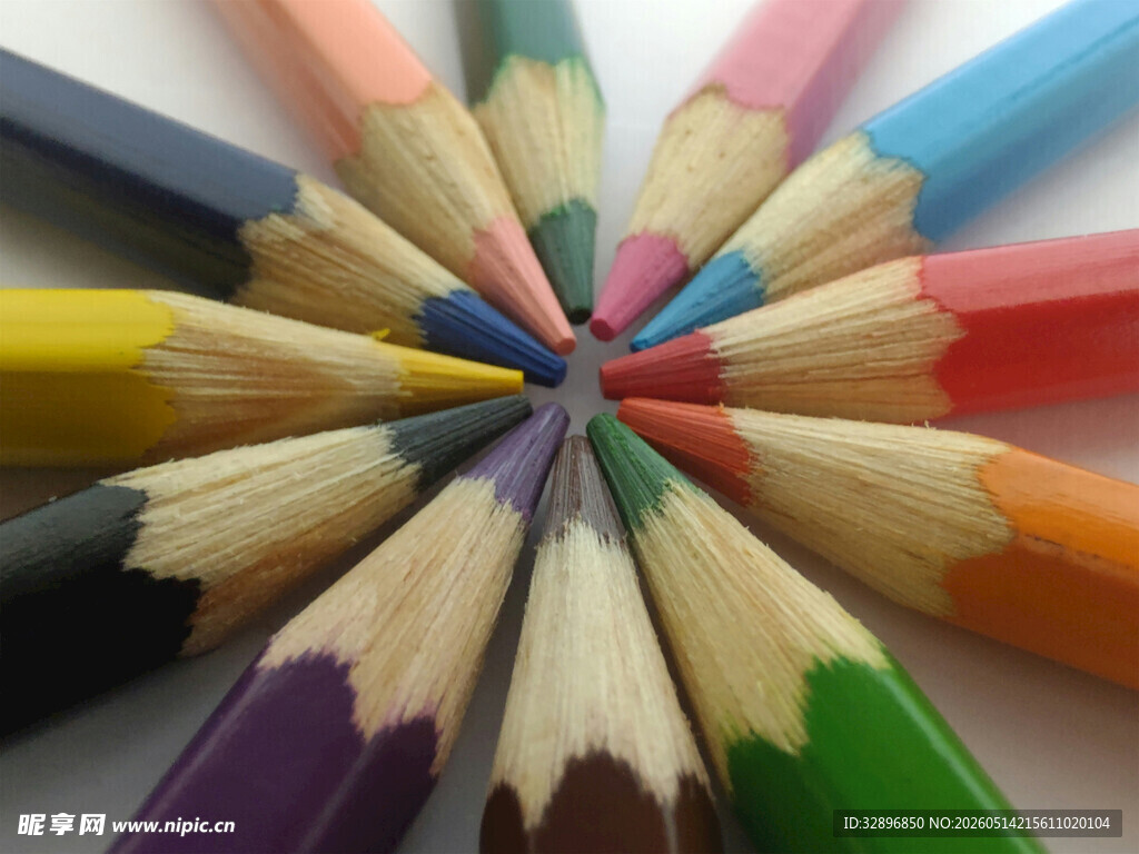 彩色铅笔呈圆形排列展示