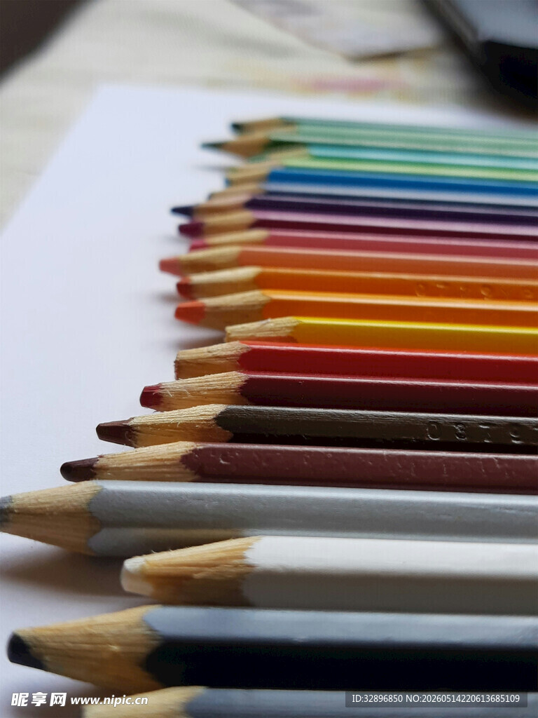 彩色铅笔整齐排列展示