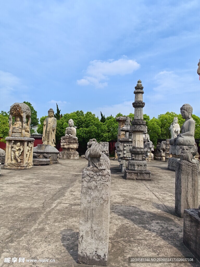 古石雕群尽显岁月沧桑