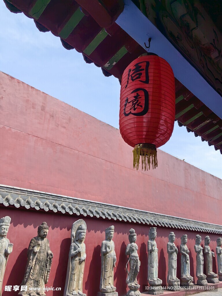 故宫红墙下的红灯笼与雕像