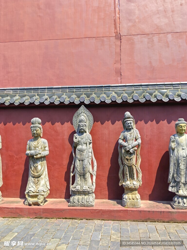 红墙下的精美古代人物雕像
