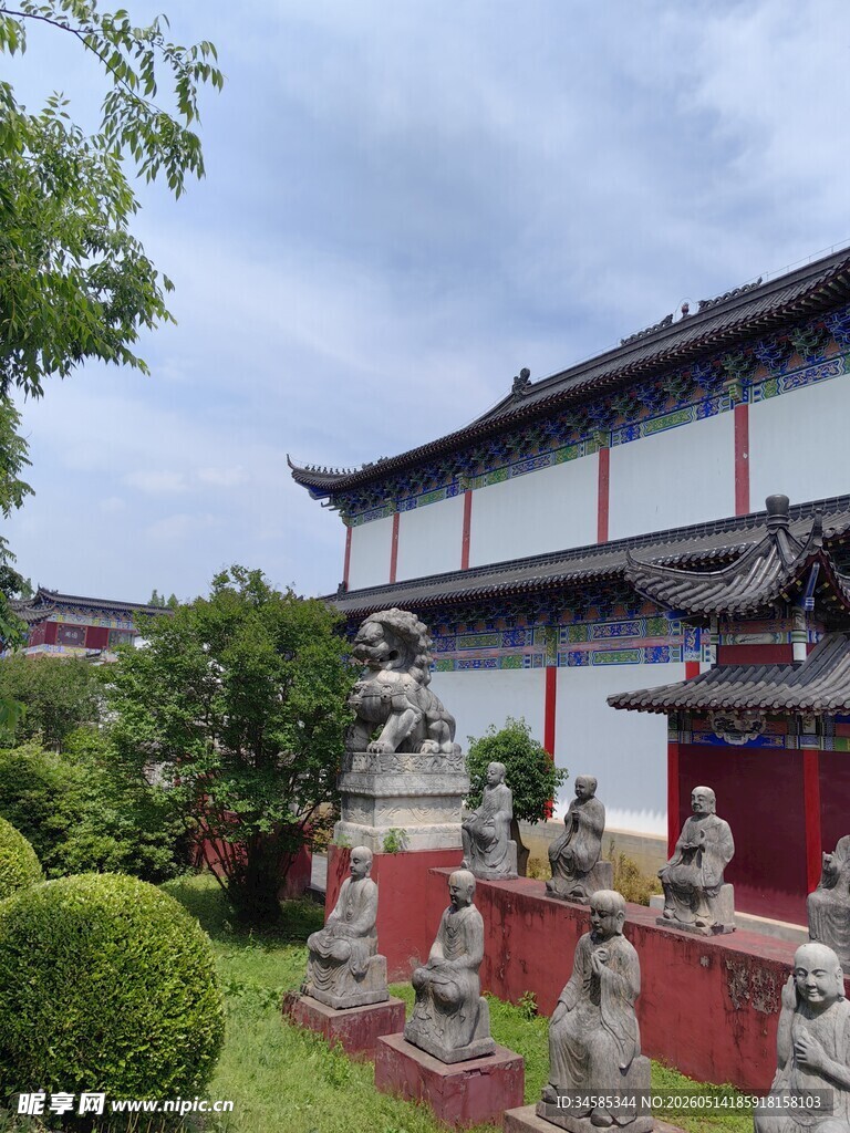 中式庭院中的精美雕塑